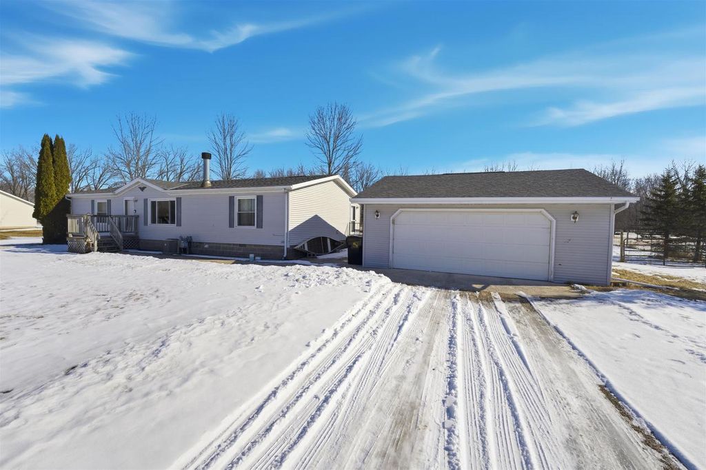 Photo of 882 Lilac ROAD, Little Suamico, WI 54141 (MLS # 50321113)