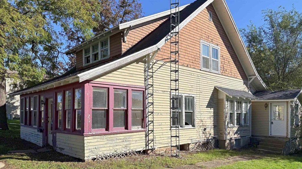 Photo of 922 Washington AVENUE, Wisconsin Dells, WI 53965 (MLS # 2033934)