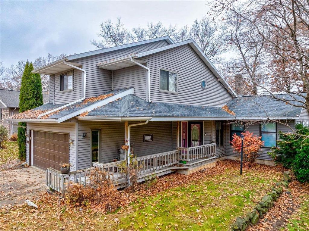 Photo of 506 Lake Shore DRIVE, Pardeeville, WI 53954 (MLS # 2012603)