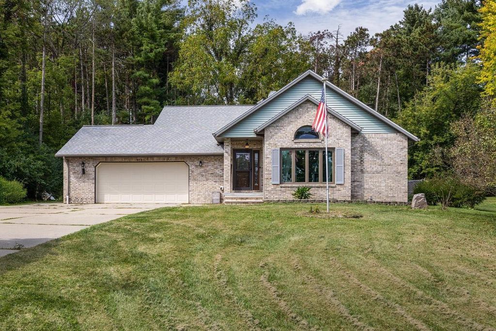 Photo of N7811 Kettle Moraine DRIVE, Whitewater, WI 53190 (MLS # 2009683)