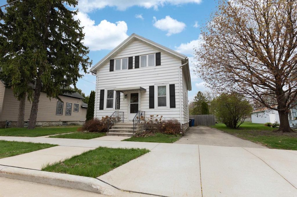 Photo of 333 Rosalia STREET, Oshkosh, WI 54901 (MLS # 50324455)