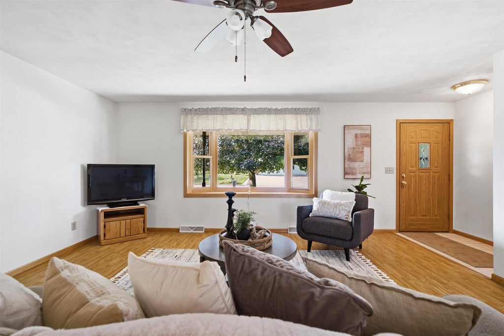 Photo of 1405 Pinewood COURT, New London, WI 54961 (MLS # 50331113)