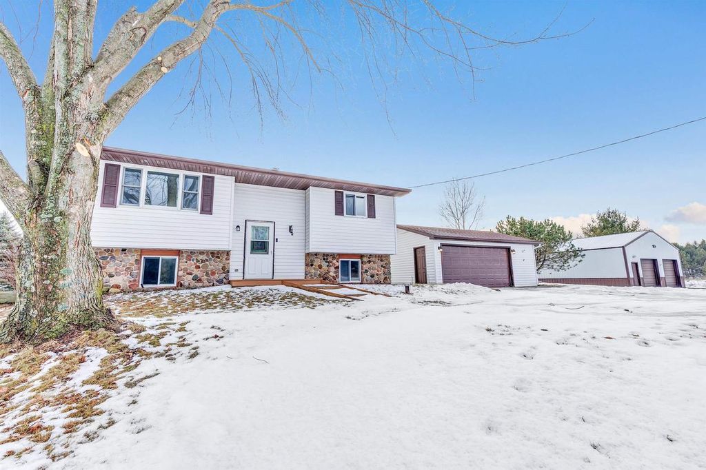 Photo of E3249 Bags Hill ROAD, Waupaca, WI 54981 (MLS # 50319773)