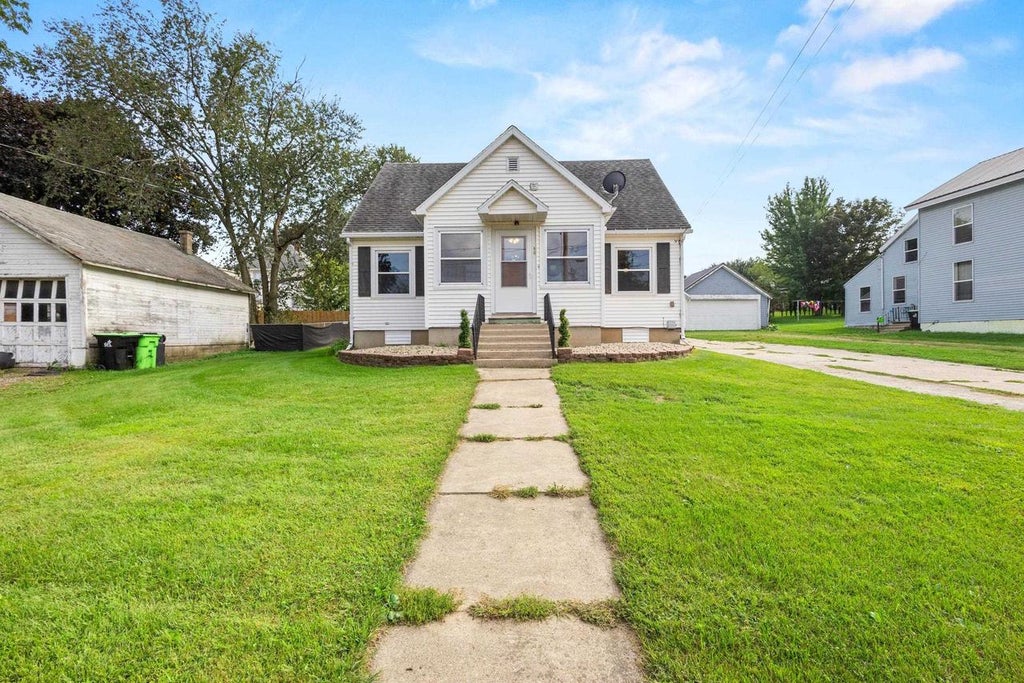 Photo of 60 W Manchester STREET, Markesan, WI 53946 (MLS # 2031852)