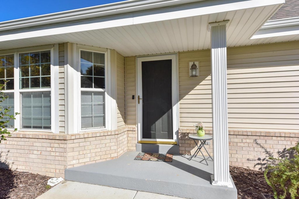 Photo of N96W14172 Knollcrest CIRCLE #21-1, Germantown, WI 53022 (MLS # 1984249)