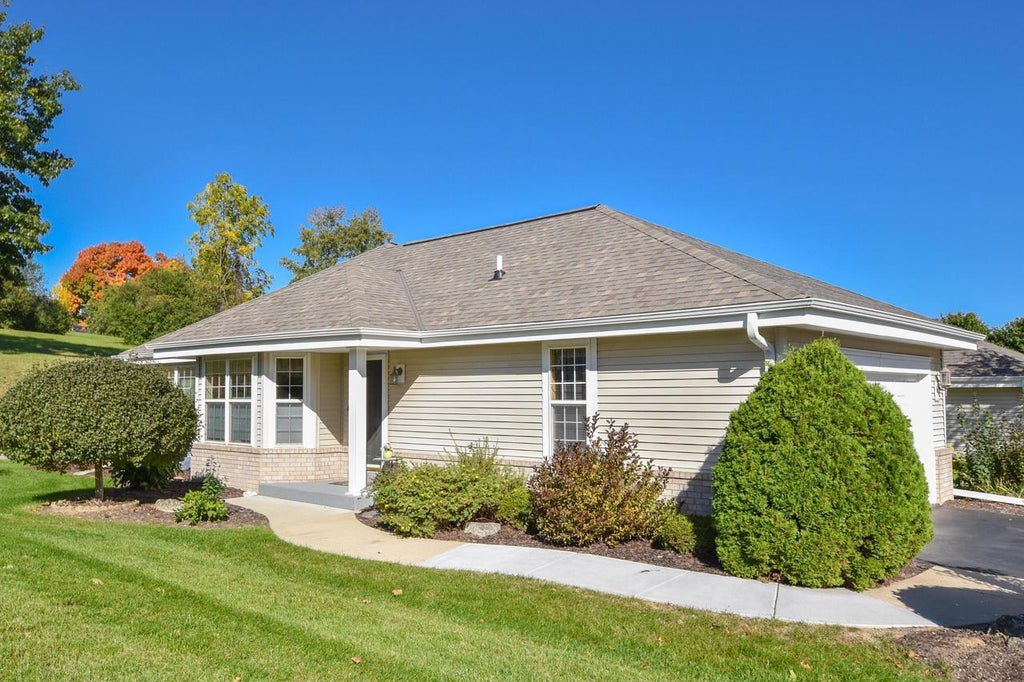 Photo of N96W14172 Knollcrest CIRCLE #21-1, Germantown, WI 53022 (MLS # 1984249)
