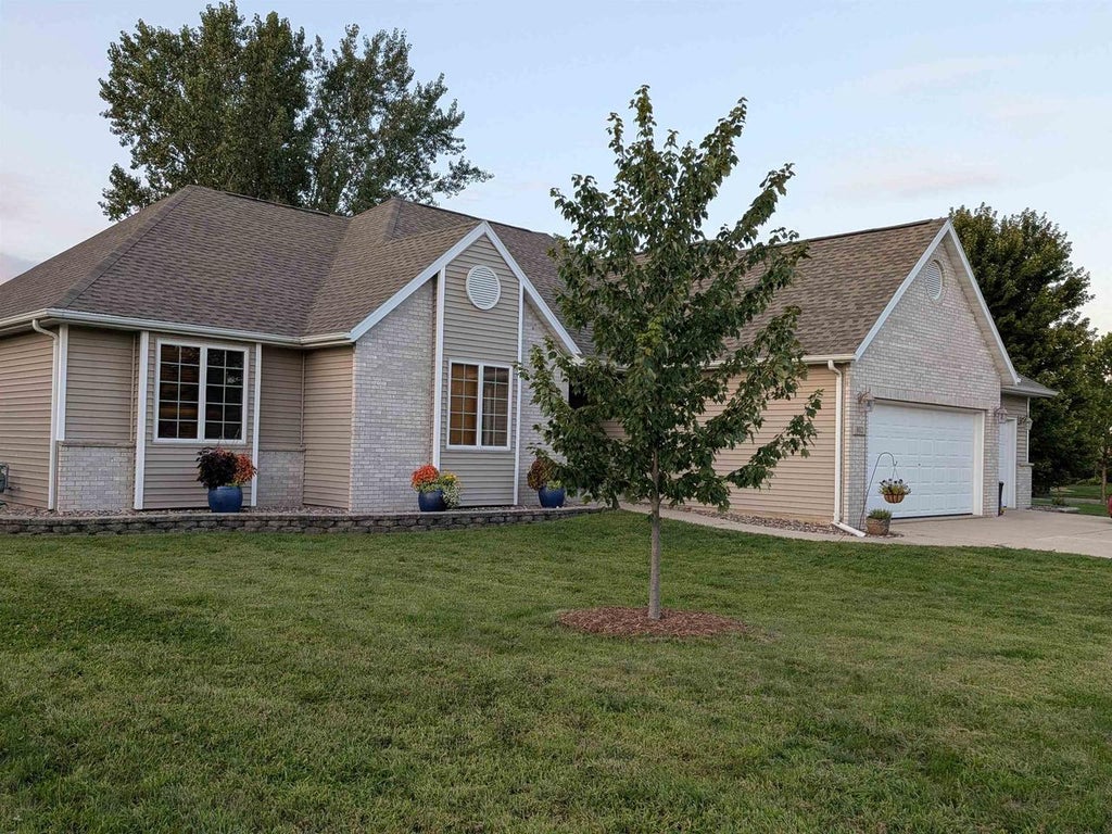 Photo of 802 Chickadee DRIVE, Cambridge, WI 53523 (MLS # 2032663)
