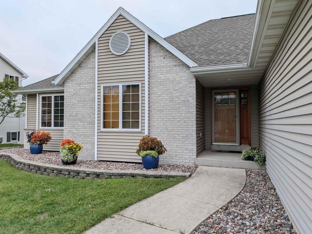 Photo of 802 Chickadee DRIVE, Cambridge, WI 53523 (MLS # 2032663)