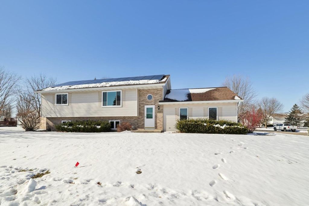 Photo of 888 N Thompson ROAD, Sun Prairie, WI 53590 (MLS # 2016327)