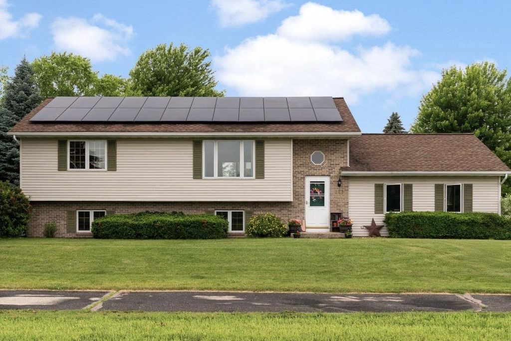 Photo of 888 N Thompson ROAD, Sun Prairie, WI 53590 (MLS # 2016327)