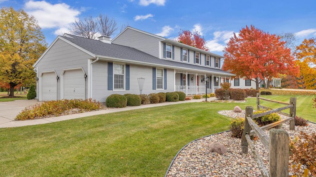 Photo of 909 Country Club LANE, Fond Du Lac, WI 54935 (MLS # 1945401)