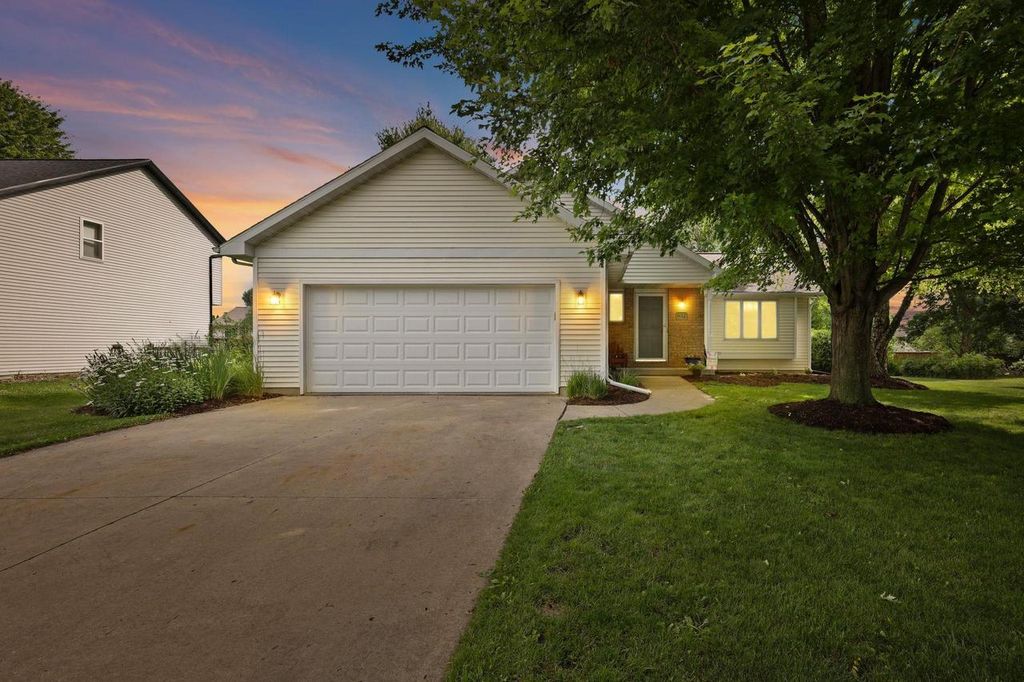 Photo of 632 Grandview DRIVE, Sun Prairie, WI 53590 (MLS # 2025714)