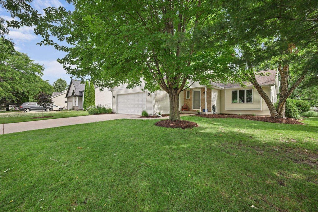 Photo of 632 Grandview DRIVE, Sun Prairie, WI 53590 (MLS # 2025714)