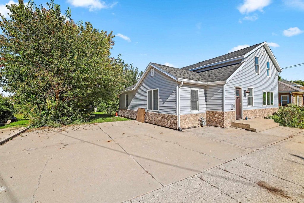 Photo of 1123 Crooks STREET, Green Bay, WI 54301 (MLS # 50333454)