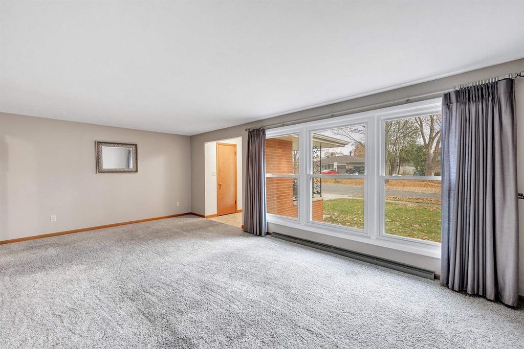 Photo of 1549 Foeller DRIVE, Green Bay, WI 54302 (MLS # 50318449)