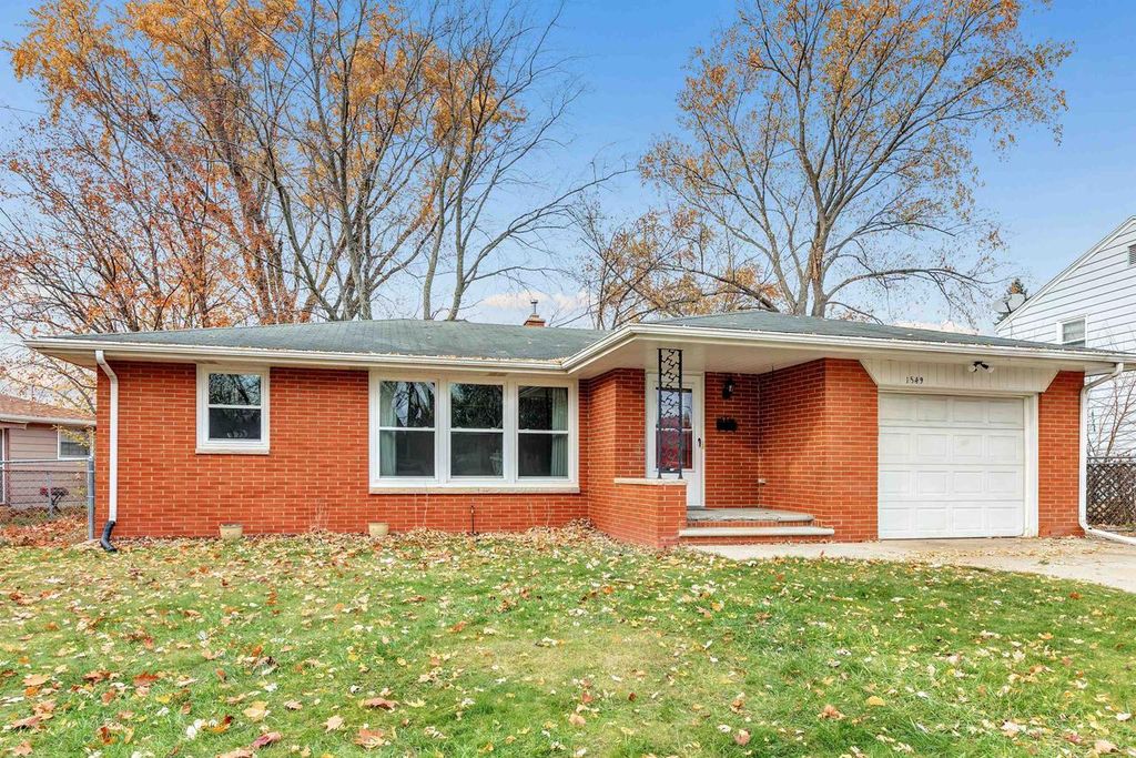Photo of 1549 Foeller DRIVE, Green Bay, WI 54302 (MLS # 50318449)