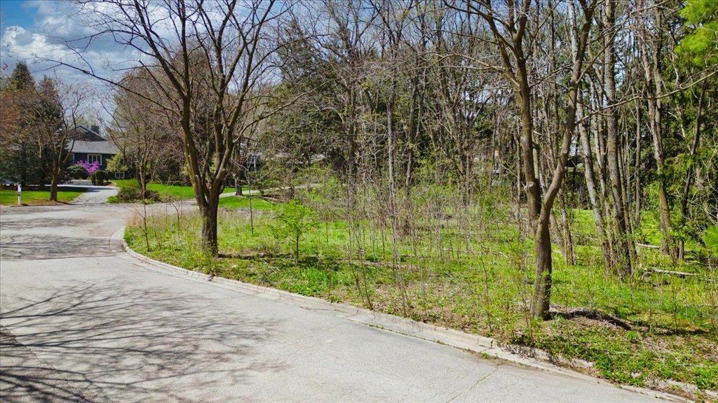 Photo of 10 Larch CIRCLE, Madison, WI 53705 (MLS # 2022250)