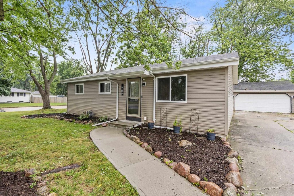 Photo of 1200 Fieldcrest DRIVE, Menasha, WI 54952 (MLS # 50332422)