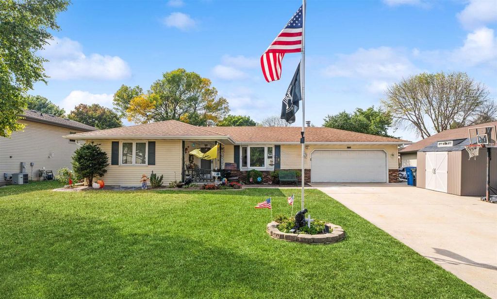 Photo of 2116 Meadow Green DRIVE, Neenah, WI 54956 (MLS # 50315625)