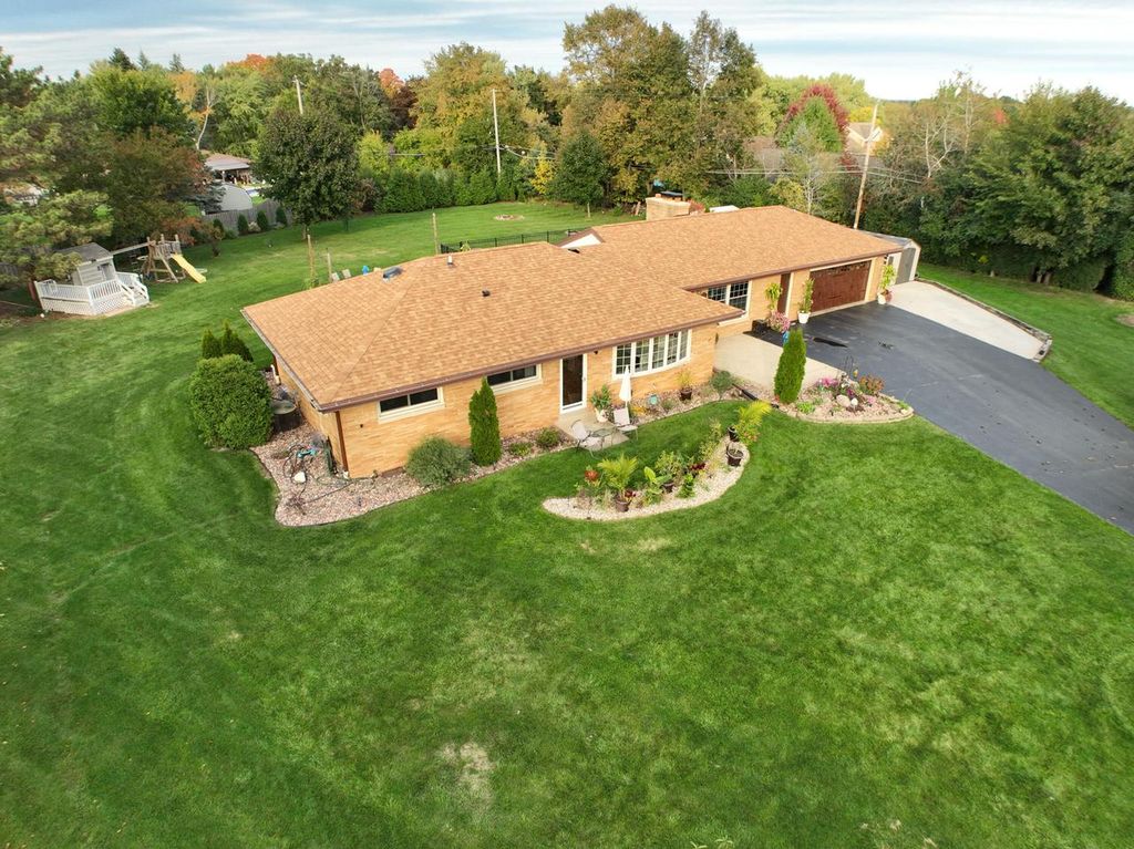 Photo of W164N4951 Lilac COURT, Menomonee Falls, WI 53051 (MLS # 1939215)