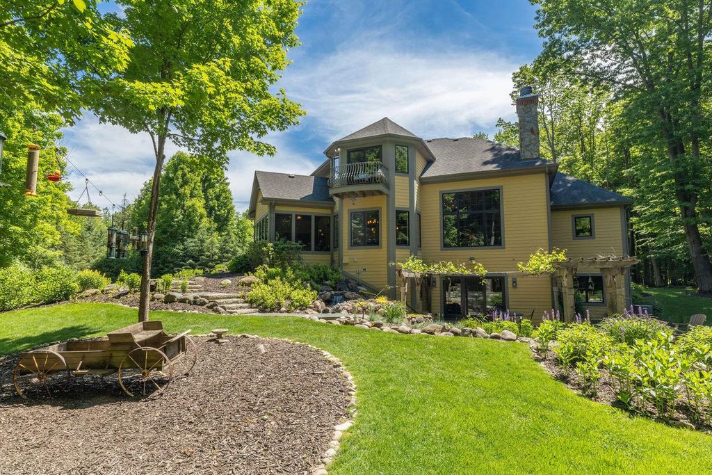 Photo of 1021 Emerald DRIVE, Hartford, WI 53027 (MLS # 1965934)