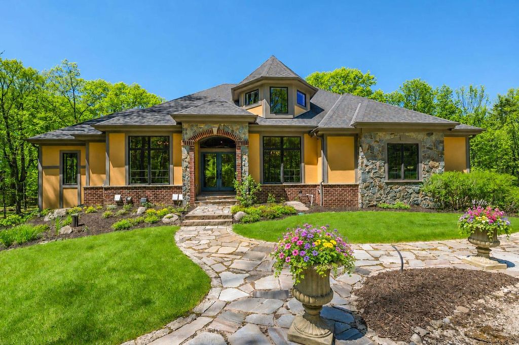 Photo of 1021 Emerald DRIVE, Hartford, WI 53027 (MLS # 1965934)