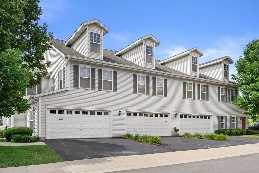 Photo of 1210 Woodbury COMMON #C, Waukesha, WI 53189 (MLS # 1937405)