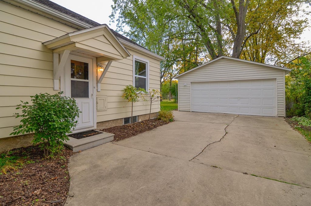Photo of 1123 Wirtz AVENUE, Green Bay, WI 54304 (MLS # 50334209)