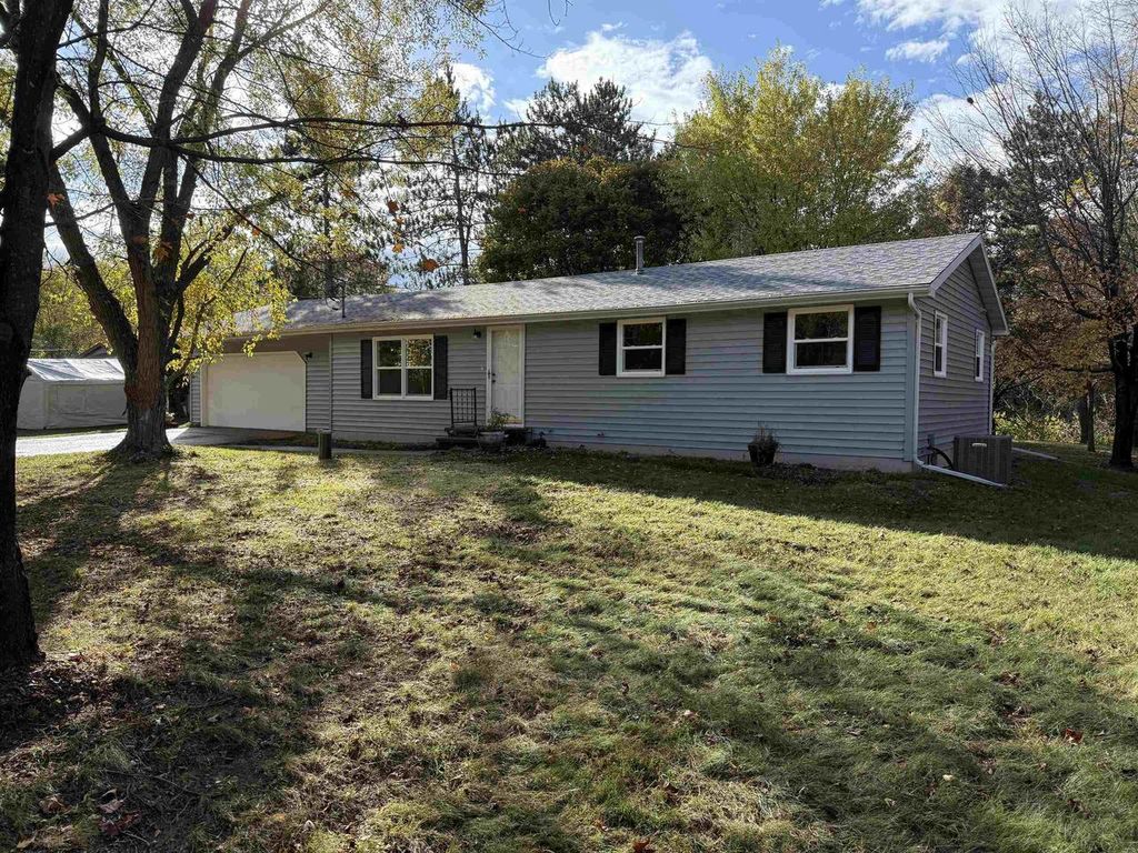 Photo of N2089 Shadow ROAD, Waupaca, WI 54981 (MLS # 2011608)