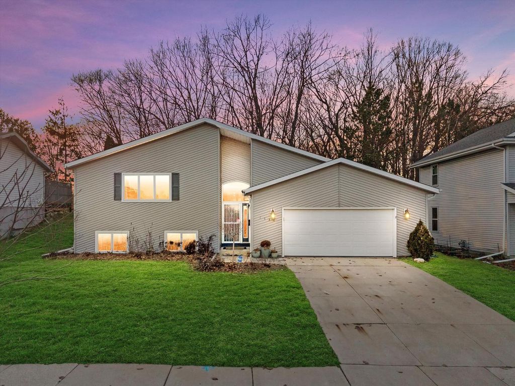 Photo of 1130 Green Tree ROAD, West Bend, WI 53090 (MLS # 1951805)
