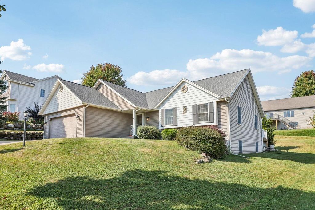 Photo of 2708 Fox Hill DRIVE, Waukesha, WI 53189 (MLS # 1933403)