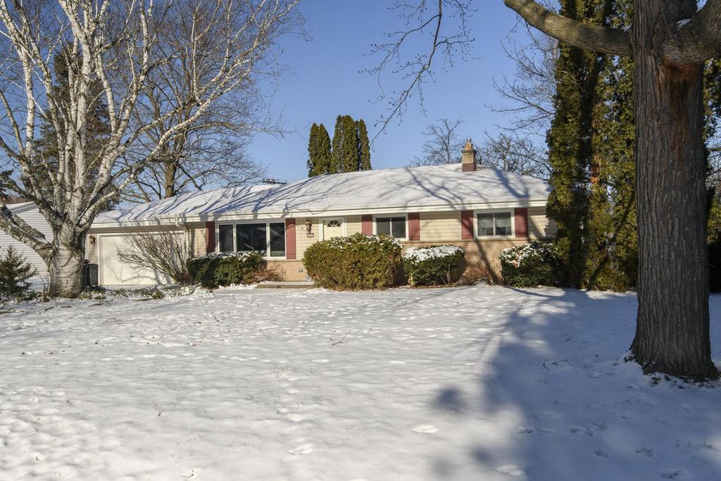 Photo of 4980 W Willow ROAD, Milwaukee, WI 53223 (MLS # 1946614)