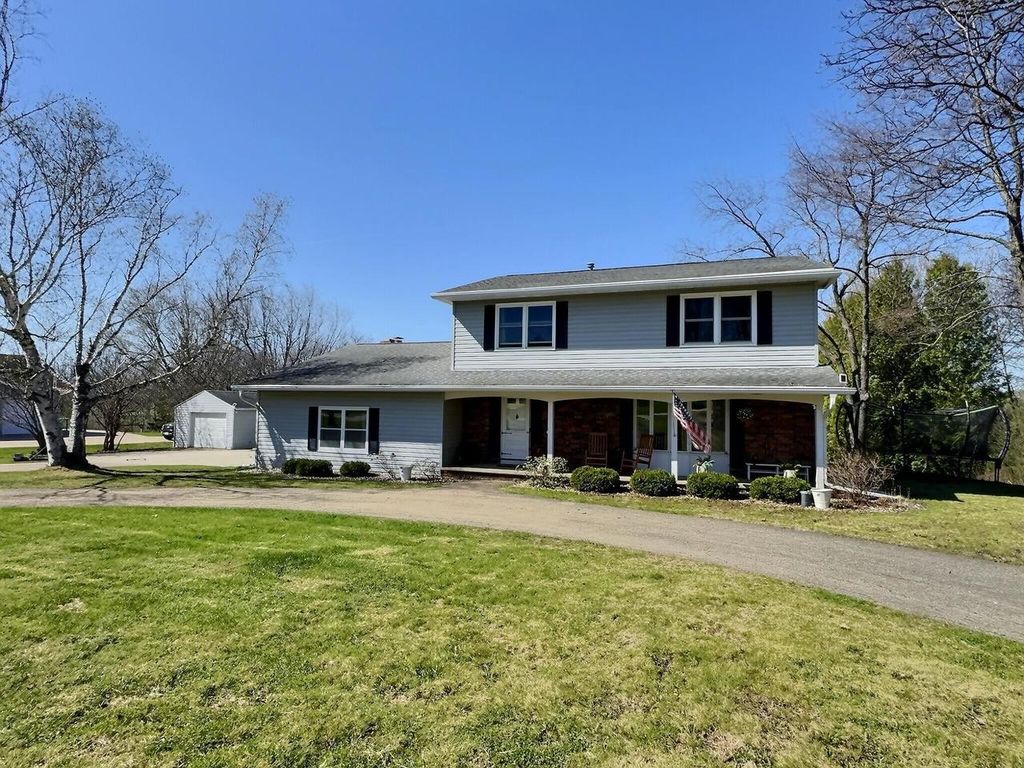 Photo of 1785 Crown DRIVE, Oshkosh, WI 54904 (MLS # 50324096)