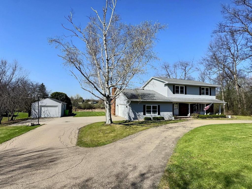 Photo of 1785 Crown DRIVE, Oshkosh, WI 54904 (MLS # 50324096)