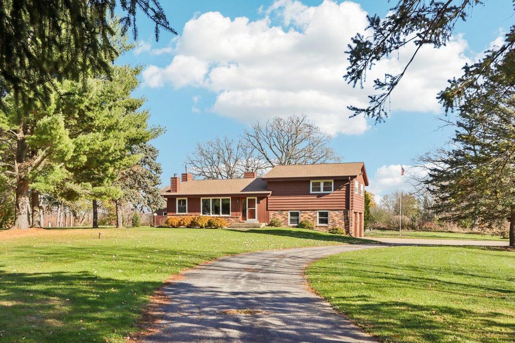 Photo of W398N8740 Amber LANE, Ixonia, WI 53036 (MLS # 1941077)