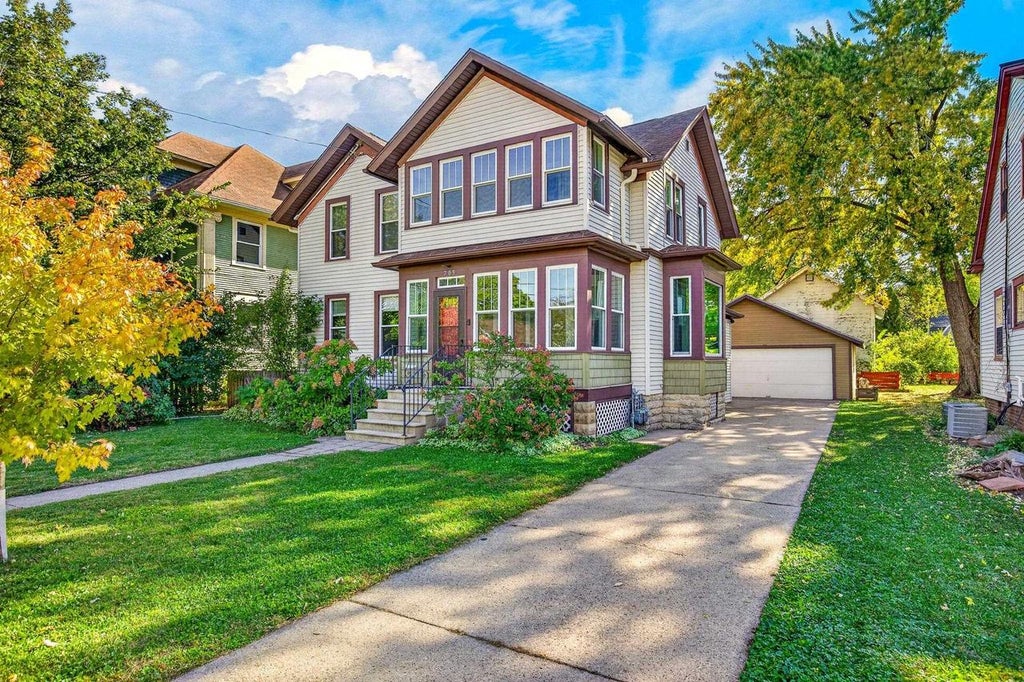 Photo of 709 W New York AVENUE, Oshkosh, WI 54901 (MLS # 50334097)