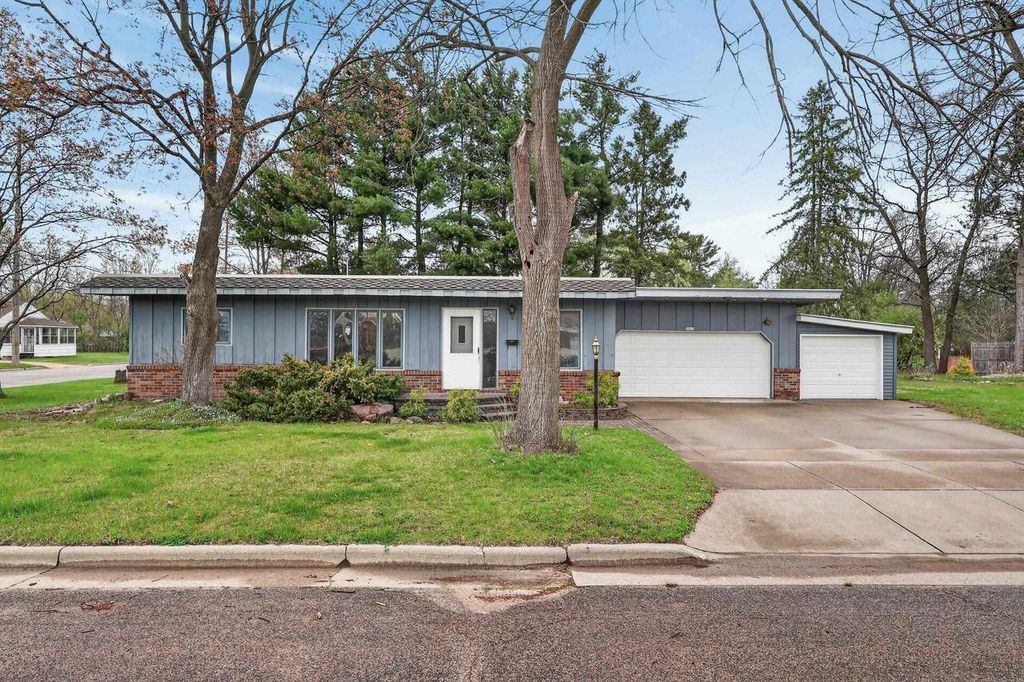 Photo of 2011 Oak STREET, Wisconsin Rapids, WI 54494 (MLS # 22601690)