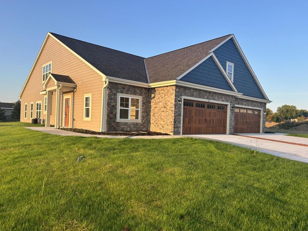 Photo of 529 Firefly TRAIL #2, Hartford, WI 53027 (MLS # 1946352)