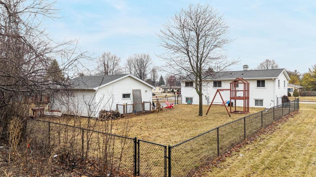 Photo of 827 Heritage TRAIL, Oshkosh, WI 54904 (MLS # 50323469)