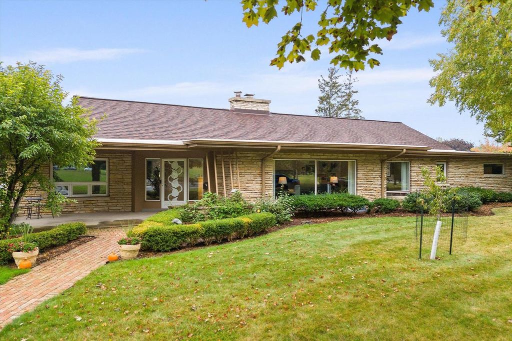 Photo of 9805 W Tower View BOULEVARD, Milwaukee, WI 53222 (MLS # 1939383)