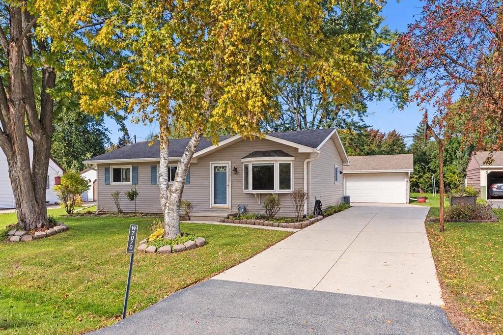 Photo of W7070 Verna ROAD, Menasha, WI 54952 (MLS # 50334029)