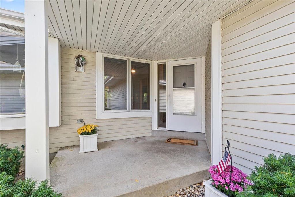 Photo of 102 E Sutton PLACE #B, Waukesha, WI 53188 (MLS # 1936682)