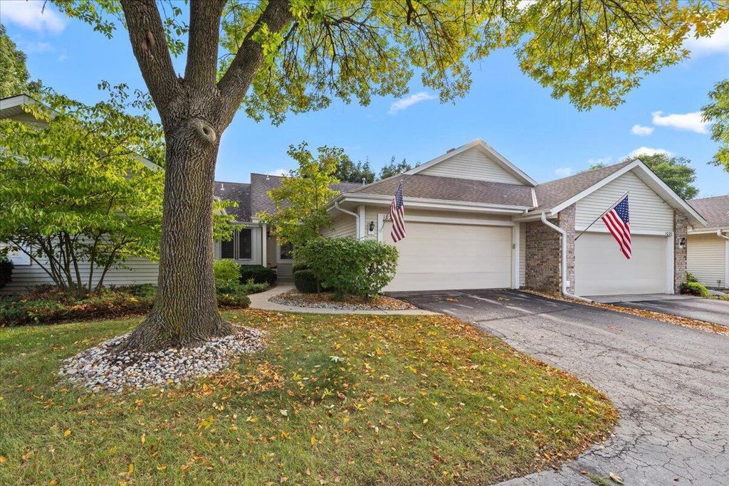 Photo of 102 E Sutton PLACE #B, Waukesha, WI 53188 (MLS # 1936682)