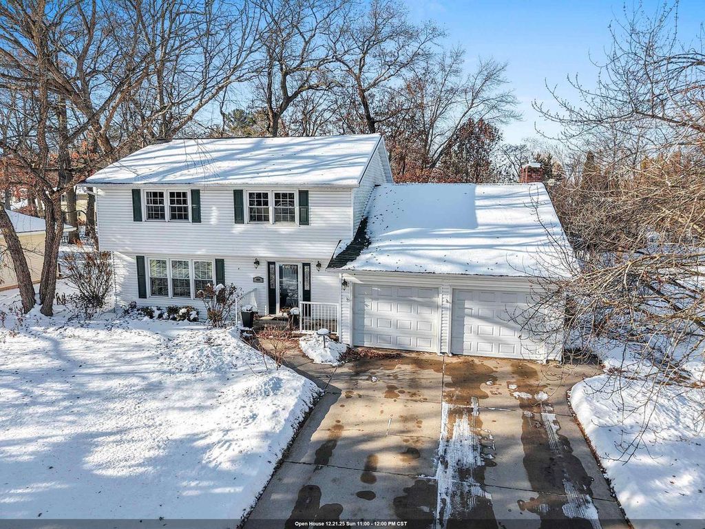 Photo of 404 Stonehedge ROAD, Green Bay, WI 54302 (MLS # 50317949)