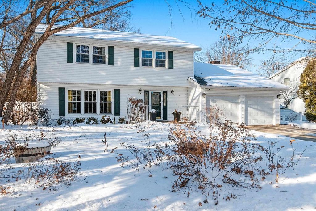 Photo of 404 Stonehedge ROAD, Green Bay, WI 54302 (MLS # 50317949)