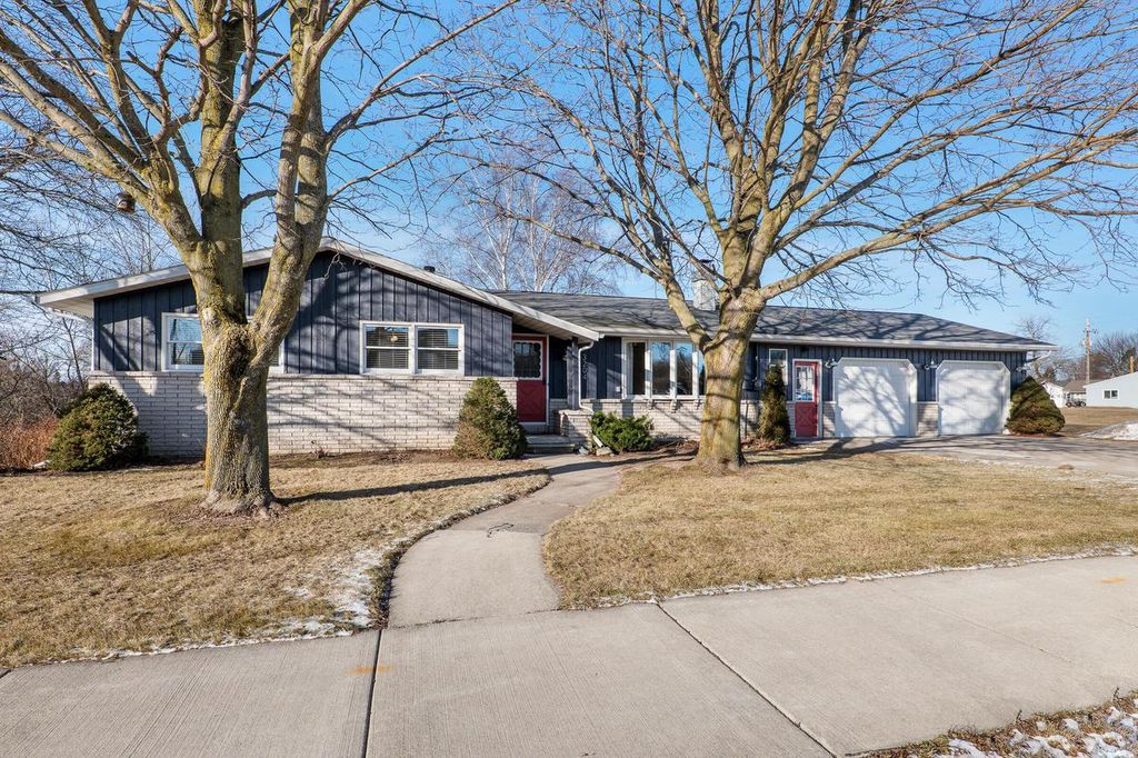 Photo of 3204 Lincoln AVENUE, Two Rivers, WI 54241 (MLS # 1947650)