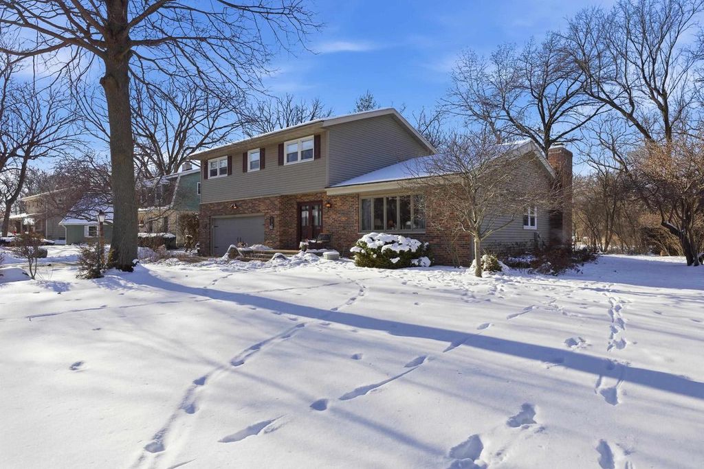 Photo of 816 Woodview DRIVE, Sun Prairie, WI 53590 (MLS # 2015157)