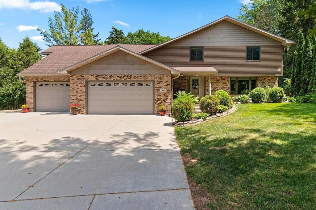 Photo of 2447 Parkwood DRIVE, Green Bay, WI 54304 (MLS # 50327576)