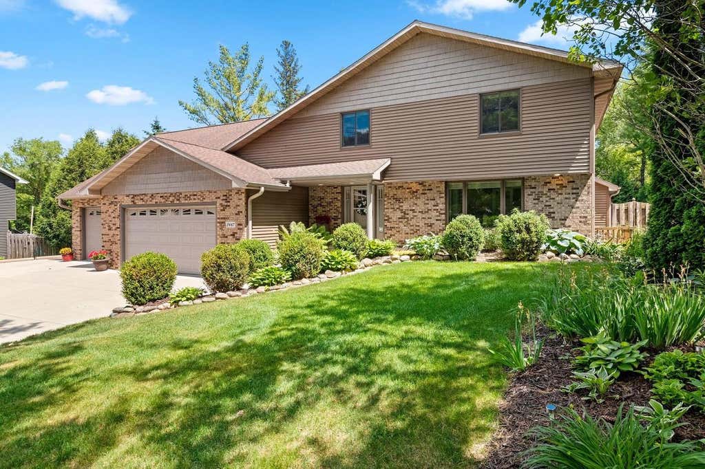 Photo of 2447 Parkwood DRIVE, Green Bay, WI 54304 (MLS # 50327576)
