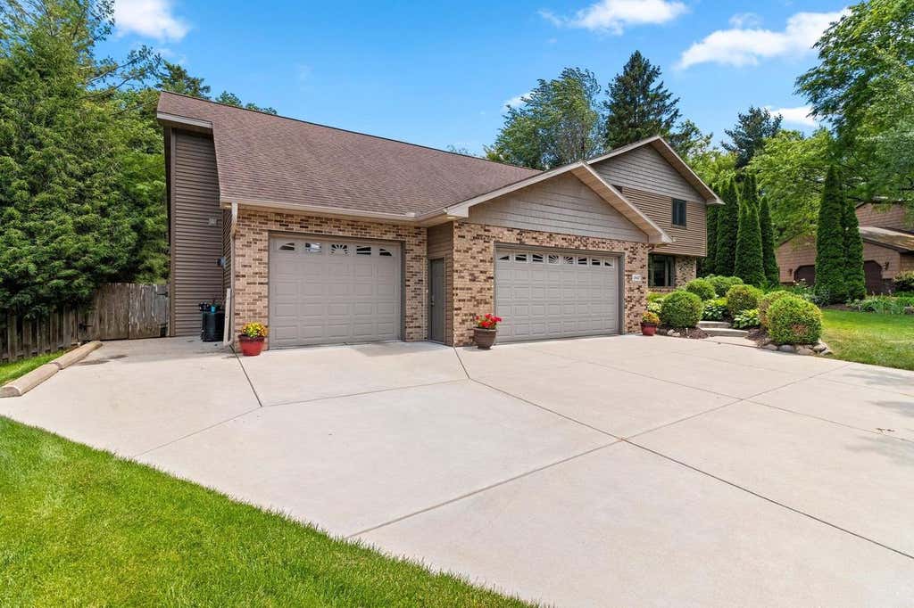 Photo of 2447 Parkwood DRIVE, Green Bay, WI 54304 (MLS # 50327576)